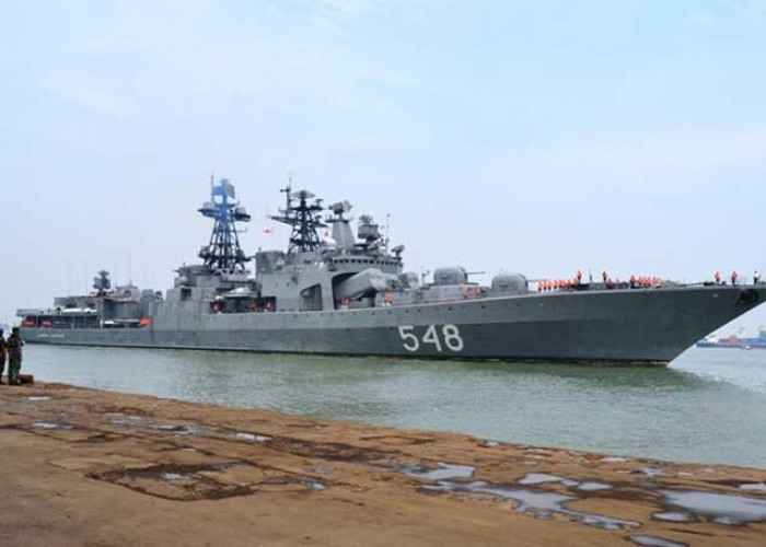 Dua Destroyer Udaloy Class Rusia Sandar di Tanjung Perak