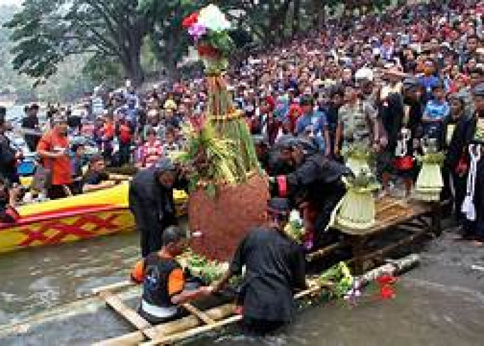 Nyeleneh Tapi Unik! Inilah Tradisi Ritual 5 Suku Indonesia Tak Lazim! Berikut Penjelasan Lengkapnya