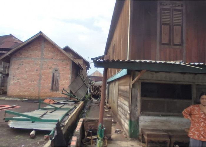 Puting Beliung Rusak Rumah Warga di Dusun Rempasai
