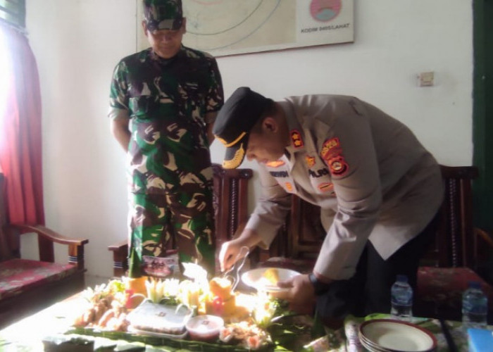 Soliditasnya Luar Biasa, Kapolres Pagar Alam Rayakan HUT TNI ke 78 di Makoramil, Santap Bersama Nasi Tumpeng