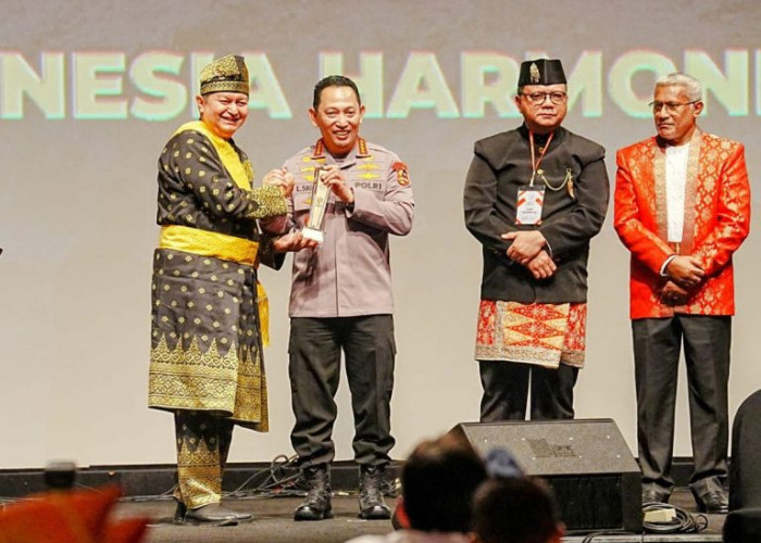 Kapolri Jenderal Pol. Listyo Sigit Raih Penghargaan di BNPT Award ke-13