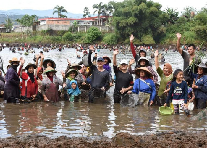 Cara Kak Pian Memperkuat Ketahanan Pangan, Tebar 165 Ribu Benih Ikan di Tebat Puyang, Coblos Alaf No 2