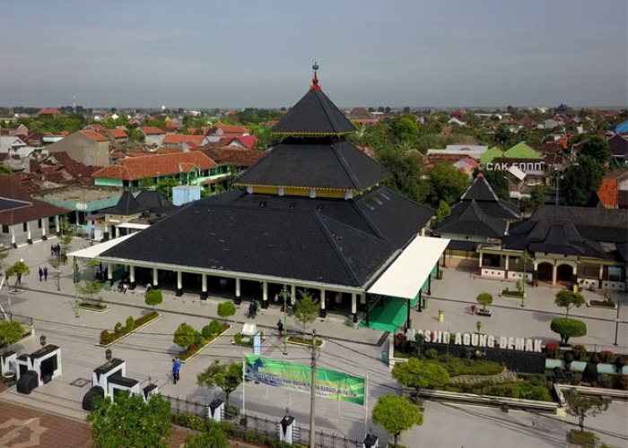 Masjid Agung Demak, Destinasi Wisata Religius yang Menyimpan Sejarah dan Kisah Para Walisongo
