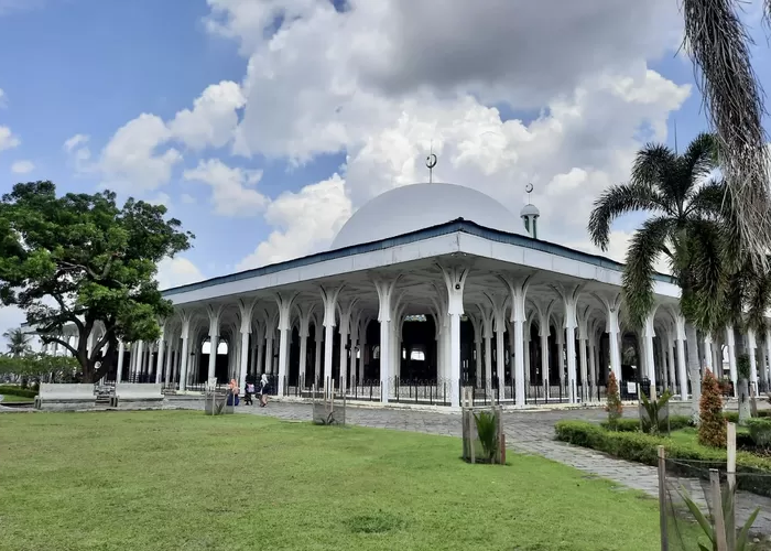 Menjejak Keagungan Arsitektur Masjid 1000 Tiang di Jambi, Begini Sejarahnya