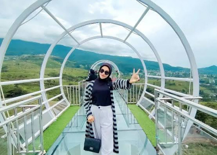 WOW! Ini Wisata Terbaru di Solo, Jembatan Kaca Diserbu Pengunjung