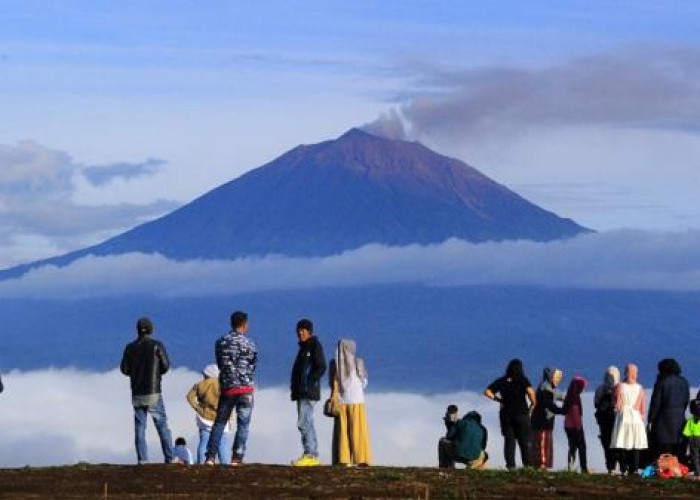 7 Pesona Keindahan Gunung Di Pulau Sumatera, Pendaki Wajib Tau Nih!