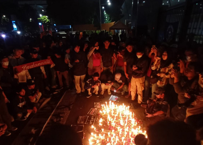 Massa Berbagai Suporter Aksi 1000 Lilin di Gelora Bung Karno