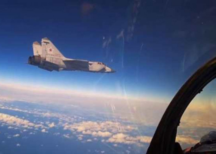 Cegat Pesawat Intai, Rusia Kerahkan MiG-31 Foxhound Berptroli di Ketinggian Stratosfer