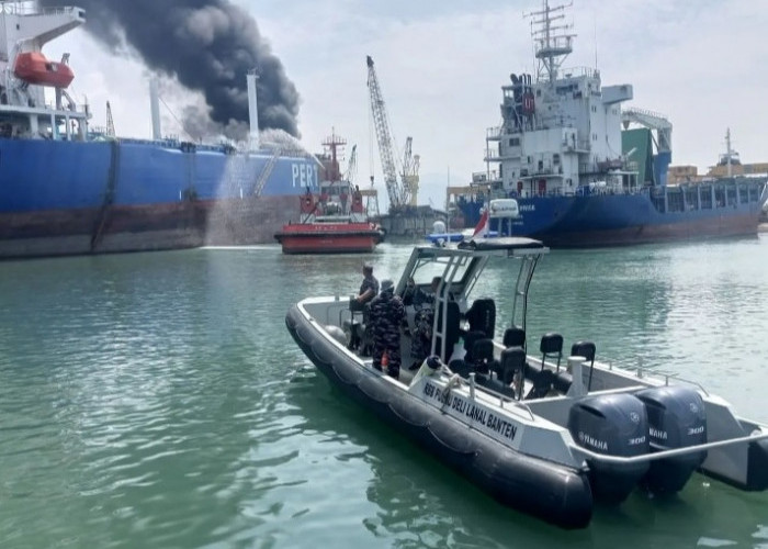 Kapal MT. Gebang Terbakar,  Begini Aksi Cepat Prajurit TNI AL Bantu Padamkan Kobaran Api