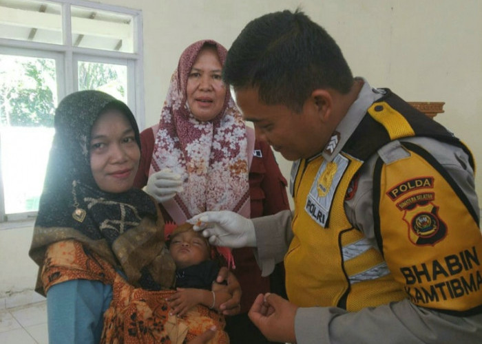 Bhabinkamtibmas Berikan Vaksin Polio Tetes, Sukseskan Pekan Imunisasi Nasional