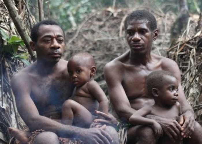 Suku bagian Kongo ini Miliki Tradisi Unik, Seorang Bapak yang menyusui Anaknya!