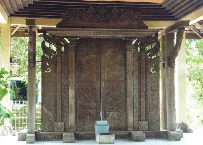 Peninggalan Paling Bersejarah Di Indonesia, Kisah Pintu Gerbang Majapahit Kuno Ini Bikin Takjub!