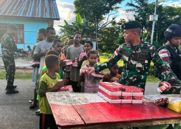 Kecerian Ramadhan, Satgas Pamtas Statis RI-PNG Bagikan Makanan Untuk Anak Papua Selatan
