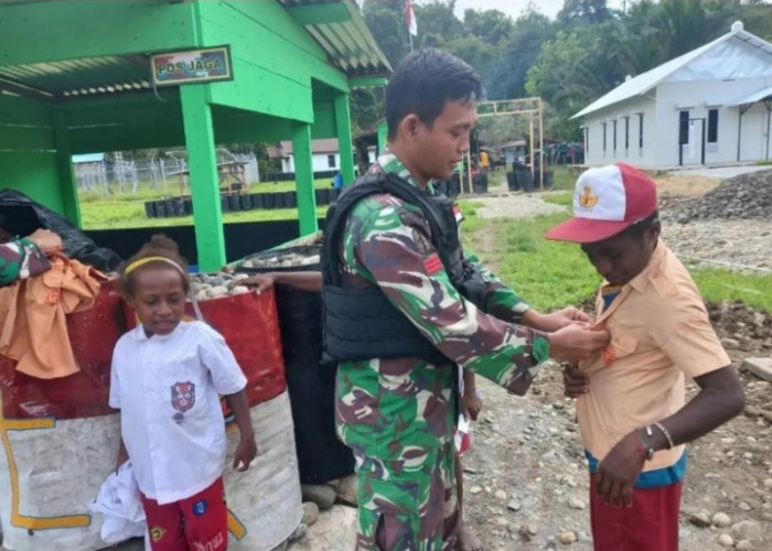 Peduli Pendidikan Anak Papua, Ternyata Satgas Yonif Raider Berikan Ini di Pamtas