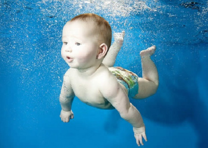 Ajak Bayi Berenang? Pahami Dulu 5 Tips Aman Berenang Bersama Bayi