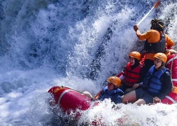 Menikmati Liburan Seru dengan Olahraga Arung Jeram di Sungai Kaliwatu yang Bakal Uji Adrenalinmu 