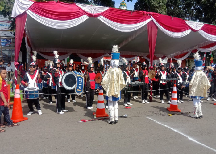 Drumband SMP N 1 Unjuk Kebolehan di Depan Panggung Kehormatan