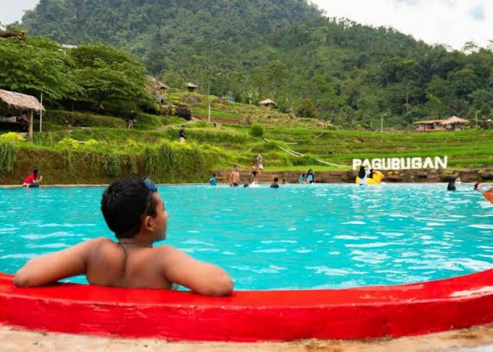 Mencoba Wisata Pagubugan Melung, Sensasi Berenang di Kolam Tengah Sawah yang Memukau