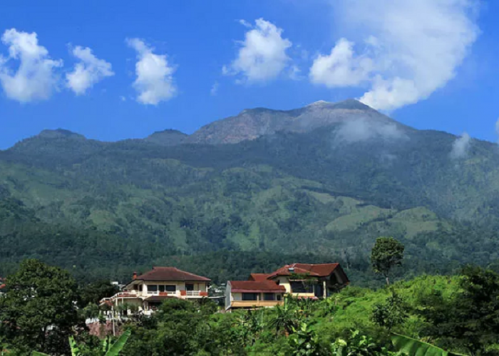 Terdapat Peninggalan Arca, Inilah 5 Gunung di Pulau Jawa yang Menyimpan Cerita Mistis!