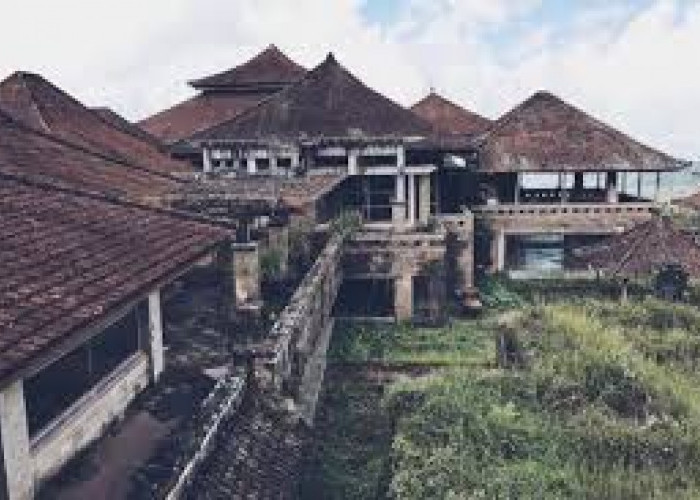 Menemukan Dunia Lain, Ini 6 Tempat Angker di Indonesia yang Bikin Merinding!