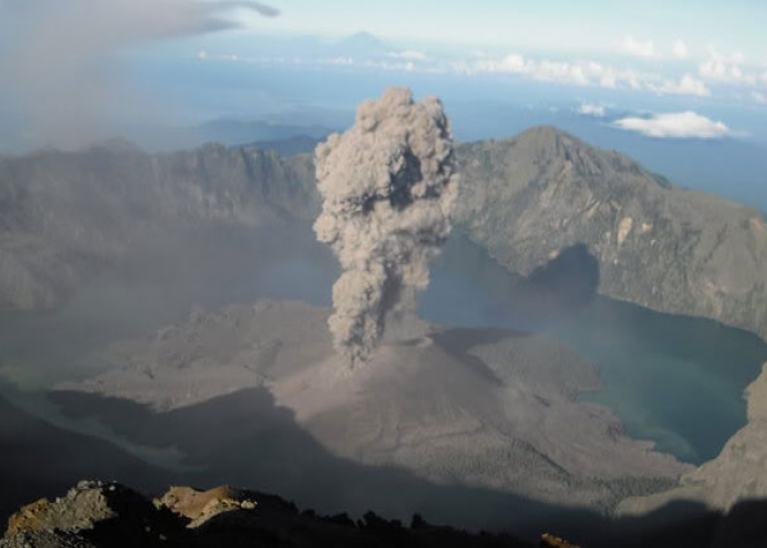 Mengungkap Sejarah dan Mitos Gunung Baru Jari di Kaldera Segara Anak