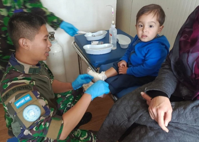 Kabar dari Lebanon, Satgas Yonmek TNI Konga XXIII-R / UNIFIL Jadi Dokter Berikan Layanan Kesehatan