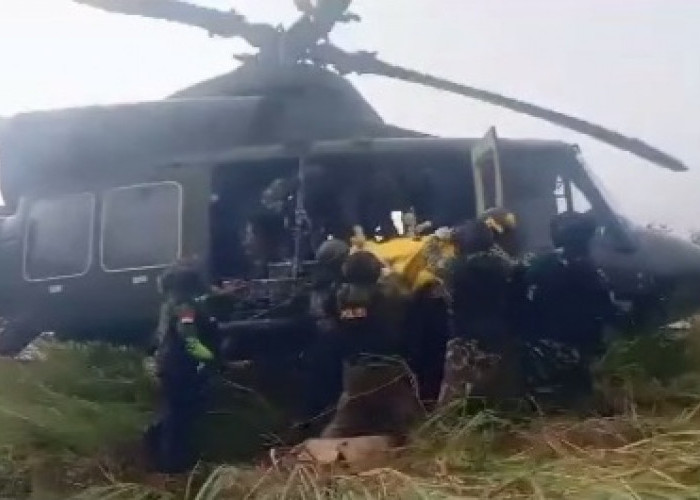 Bravoo, Pasukan TNI-Polri Evakuasi Jenazah Alexsander Parapak Korban Penembakan OPM