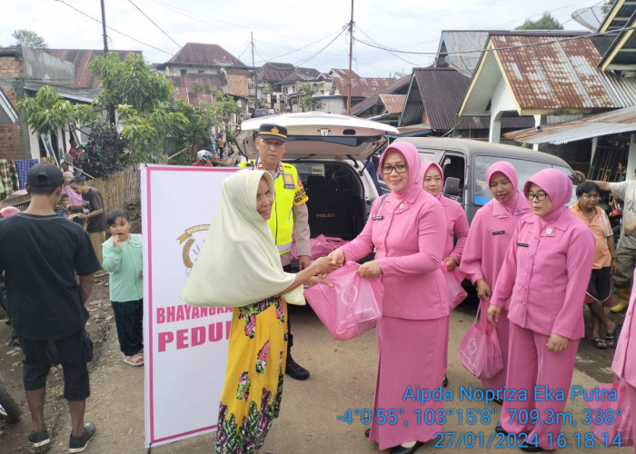 Setelah Kapolres, Giliran Bhayangkari Baksos Peduli Korban Banjir, Salurkan Bansos Sembako