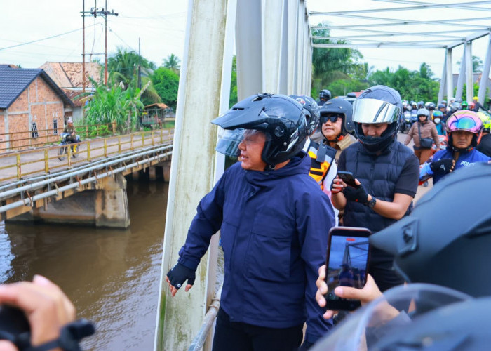 Terus Aktif Berikan Pelayanan Masyarakat, Herman Deru Lakukan Pebaikan Jalan OKI