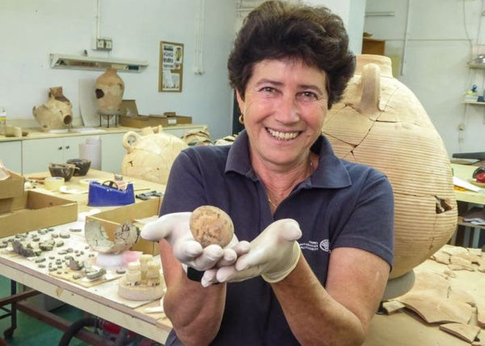 Arkeolog Israel Tak Sengaja Memecahkan Temuan Telur Kuno 1.000 Tahun