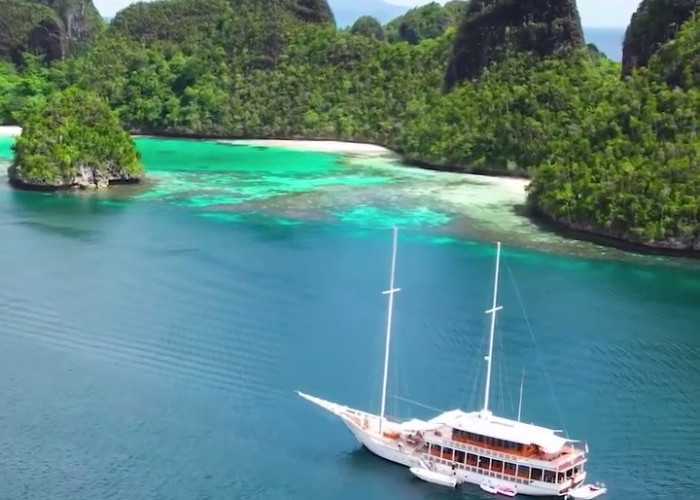Bule Aja ke Indonesia, Ngapain ke Luar Negeri, Ke Papua Barat Aja, Cobain Ekpolr﻿e 9 Destinasi Wisatanya