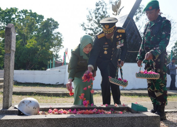 Danrem 143/HO Pimpin Ziarah dan Tabur Bunga Dalam Rangka HUT ke 78 TNI di TMP Watubangga