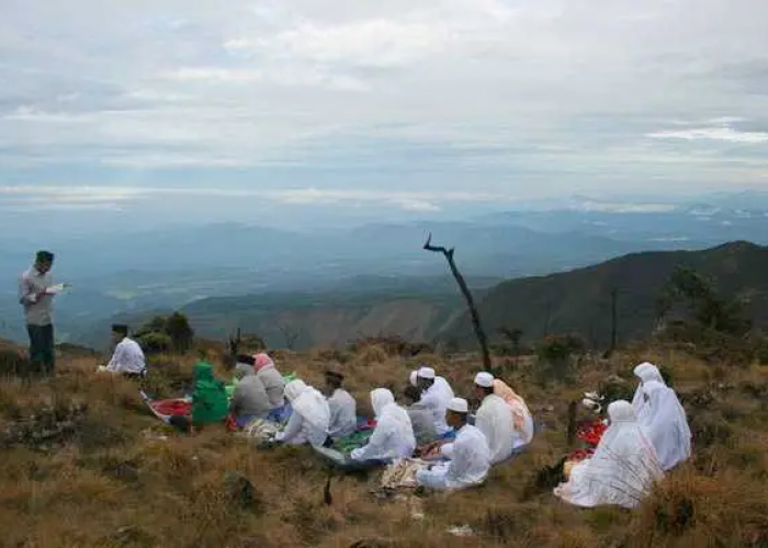 Ritual 'Haji' di Puncak Gunung Bawakaraeng, Ternyata Ada Kaitannya dengan Pertemuan Walisongo? Simak!
