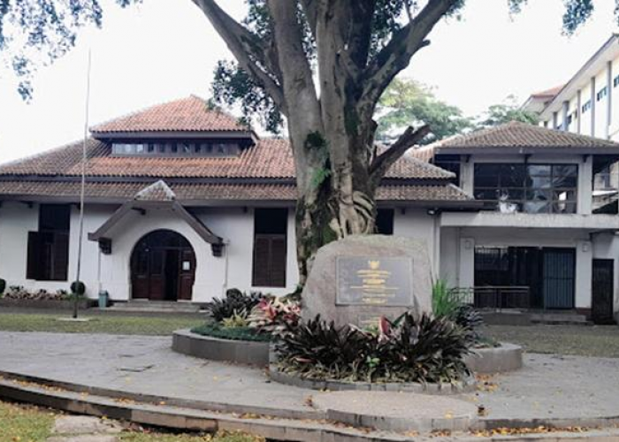 Melangkah Melalui Sejarah: Peranan Gedung Indonesia Menggugat dalam Perjuangan Bangsa