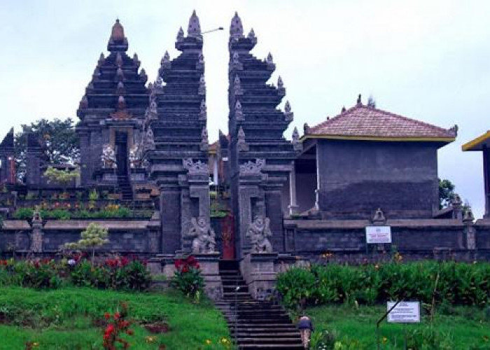 Salah Satu Wisata Religi Paling Kuat Di Indonesia, Inilah Pura Luhur Giri Arjuno!