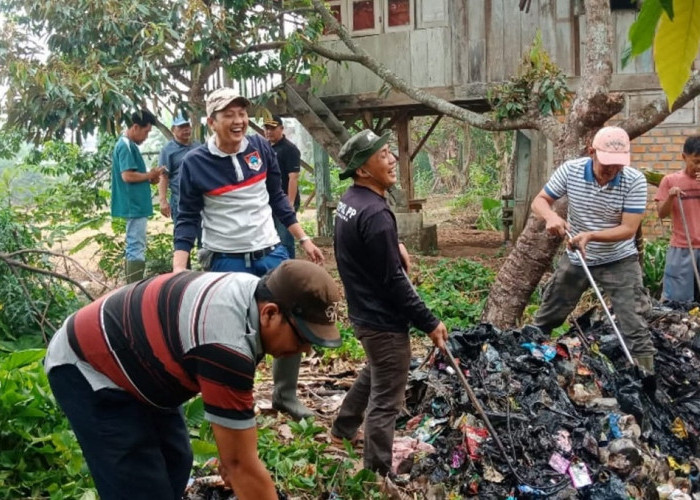 Hari Kedua Gotong Royong di Tebat Baru Ilir, Sampah Penyumbat Aliran Air Jadi Sasaran