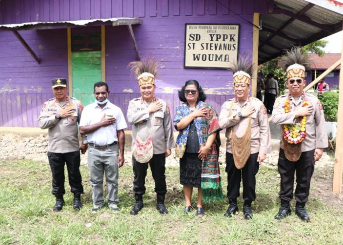 Kabaharkam Peduli Pendidikan di Papua, Berikan Bantuan ke SD Santo Stevanus Wouma
