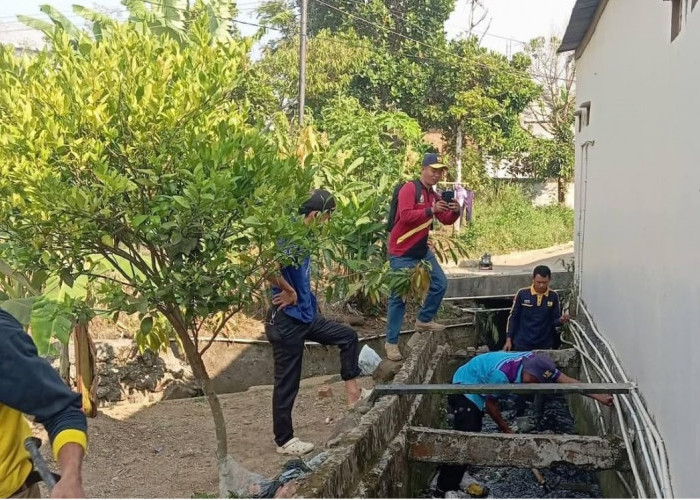 Antisipasi Banjir, Camat dan Lurah Gotong Royong Bersihkan Drainase Talang Jengkol