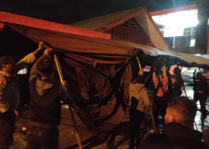 Bantu Warga, Satbrimob Polda Papua Pasang 10 Tenda Pleton Untuk Pengungsi