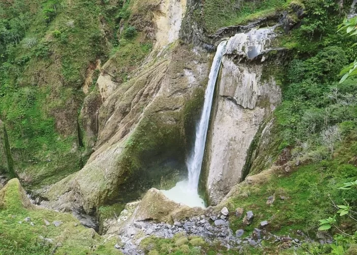 Keindahan Air Terjun Penimbungan, Petualangan Melintasi Jalur Pendakian Gunung Rinjani yang Wajib Anda Coba!