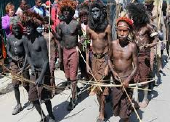 Bukan Dikubur Tapi Dibikin Mumi, Inilah Tradisi Unik dan Aneh Dari Suku Dani Papua!