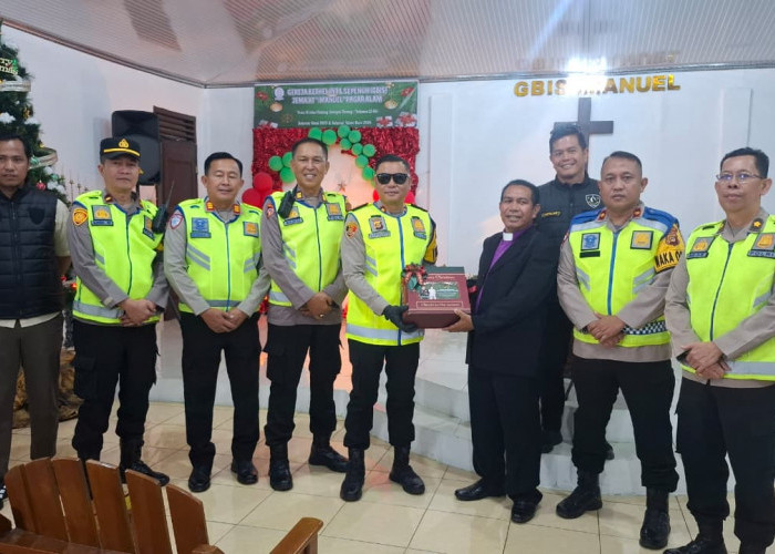 Perkuat Kerukunan Umat Beragama, Kapolres Pagaralam Pantau Pengamanan Natal di Sejumlah Gereja