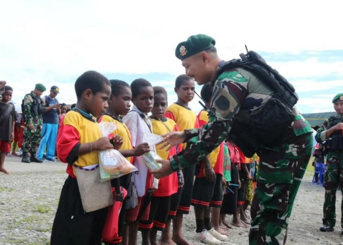 Satgas Mobile Yonif 411 Kostrad Bagikan 1.200 Paket Peduli Gizi dan Pendidikan Untuk Anak Anak Papua
