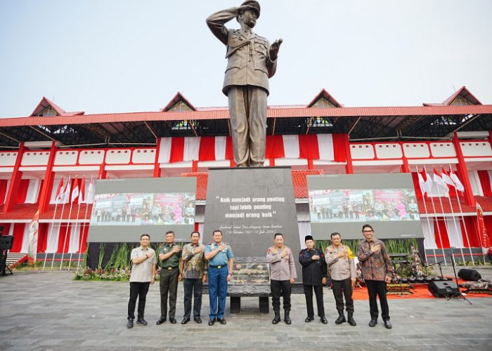 Resmikan Monumen Hoegeng, Kapolri: Tokoh Panutan yang Harus Diteladani