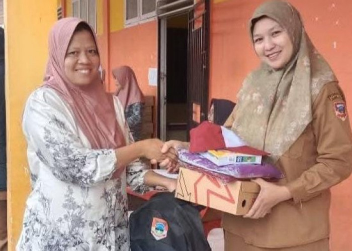 Kecerian Hari Pertama Sekolah, Siswa SDN 35 Pagar Alam Terima Bantuan Seragam Sekolah