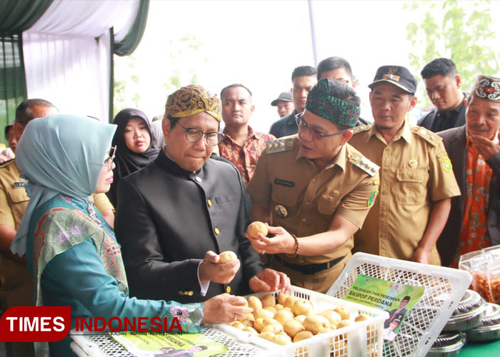 Mendes PDTT Lepas Keberangkatan Ekspor Perdana Hasil Tani di Kabupaten Bandung