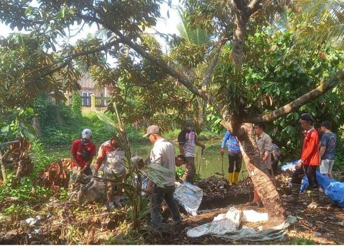 Cegah Banjir, Camat PAS dan Warga Gotong Royong Bersihkan SPAL  