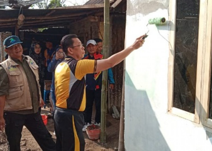 Meriahkan Hari Bhayangkara ke 78, Polres Pagar Alam Gotong Royong Finishing RTLH