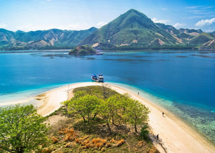 Pesona Pulau Bawean, Menyelami Keindahan Bahari di Utara Gresik yang Bikin Betah!