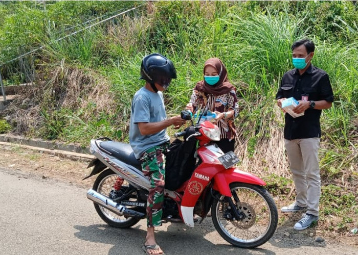 Dinkes Pagar Alam Bagikan Masker, Ali Akbar : Kurangi Resiko Menghirup Polutan Kabut Asap
